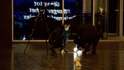 Des officiers&nbsp;examinent la scène de l'attaque au couteau à La Haye (Pays-Bas), le 29 novembre 2019. (ABDULLAH ASIRAN / ANADOLU AGENCY / AFP)