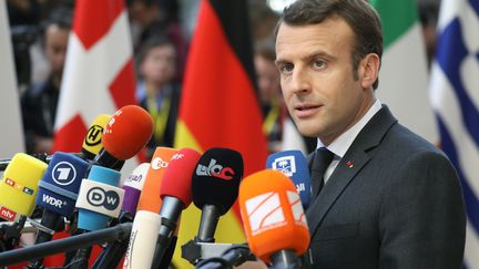 Emmanuel Macron s'exprime devant la presse à son arrivée au Conseil européen, à Bruxelles (Belgique), le 21 mars 2019. (LUDOVIC MARIN / AFP)