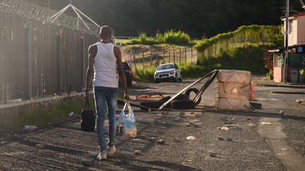 Un habitant à Fort-de-France, en Martinique, le 23 septembre 2024. (ED JONES / AFP)