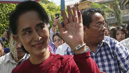 &nbsp; (Aung San Suu Kyi, 70 ans, est allée voter dimanche dans un bureau de Rangoun où elle a été accueillie par des cris de "Victoire ! Victoire !" parmi la foule rassemblée sur place © REUTERS/Jorge Silva)