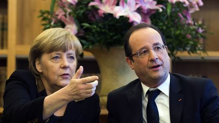 La chanceli&egrave;re allemande, Angela Merkel, et le pr&eacute;sident fran&ccedil;ais, Fran&ccedil;ois Hollande, le 22 janvier 2013 &agrave; Berlin (Allemagne). (THOMAS PETER / REUTERS)