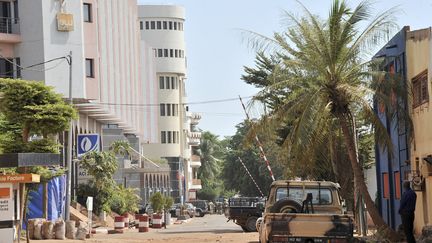 Les forces maliennes devant l'hôtel Radisson Blu de Bamako, pendant la prise d'otages, le 20 novembre 2015. (HABIBOU KOUYATE / ANADOLU AGENCY)