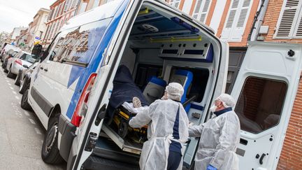 Des ambulanciers prennent en charge un cas présumé de Covid-19 dans le centre de Montauban le 6 avril 2020. (PATRICIA HUCHOT-BOISSIER / HANS LUCAS)