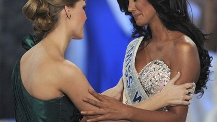 Ivian Sarcos (à droite), Miss Monde 2011. (BEN STANSALL / AFP)