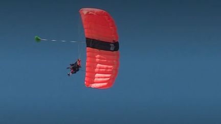 Une association située à Haguenau (Bas-Rhin) propose de vivre l'expérience d'un saut en parachute à des personnes malvoyantes. (FRANCE 3)