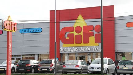 Entrée d'un magasin Gifi dans une zone commerciale. Mars 2019. (STÉPHANIE BERLU / RADIO FRANCE)