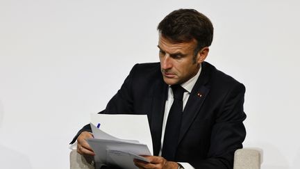 Emmanuel Macron lors d'une table ronde pour  nouveau pacte financier mondial au Palais Brongniart à Paris, le 22 juin 2023. (LUDOVIC MARIN / POOL / AFP)