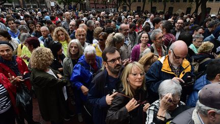 Des centaines de personnes sont massées devant un bureau de vote pour le référendum d'autodétermination de la Catalogne, le 1er octobre 2017, à Barcelone (Espagne). (PIERRE-PHILIPPE MARCOU / AFP)