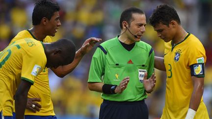 Le capitaine brésilien Thiago Silva en discussion avec l'arbitre turc Cüneyt Cakir