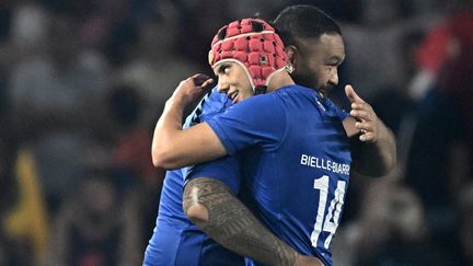 Louis Bielle-Biarrey et Uini Atonio lors de la victoire des Bleus contre les Fidji, le 19 août 2023 à Nantes. (LOIC VENANCE / AFP)