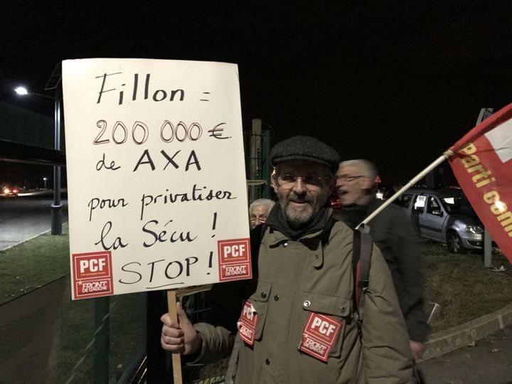 Un professeur des écoles manifeste devant le meeting de François Fillon à Compiègne (Oise). (ROBIN PRUDENT / FRANCEINFO)