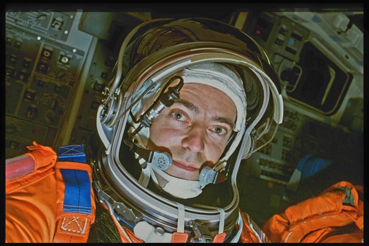 Envisager une mission humaine sur Mars suppose une sélection et une formation particulière des astronautes. Premier selfie de l'espace, par le spationaute Jean-François Clervoy, le 14 novembre 1994, au moment de la rentrée de la navette spatiale sur Terre. (JEAN-FRANCOIS CLERVOY)