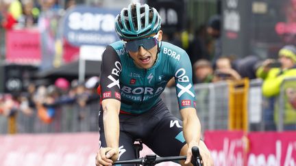 L'Australien Jai Hindley au bout de l'effort au sommet du Passo Fedaia lors de la 20e étape du Giro, le 28 mai 2022. (ROBERTO BETTINI / AFP)