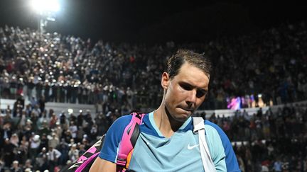 Rafael Nadal quitte en grimaçant&nbsp;le Tournoi de Rome, le 12 mai 2022, après s'être incliné contre Denis Shapovalov. (ANDREAS SOLARO / AFP)