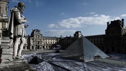 Le collage photographique de l'artiste JR fait apparaître les fondations de la pyramide du Louvre par un effet d'anamorphose. (PHILIPPE LOPEZ / AFP)