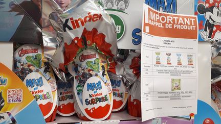 Note de rappel des produits Kinder dans un supermarché de Franconville (Val-d'Oise). (STEPHANIE BERLU / RADIO FRANCE)