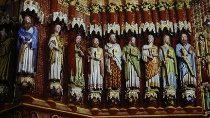 La façade de la Cathédrale Notre-Dame d'Amiens illuminée avec les apôtres
 (Par Jean Bester - Own work, CC BY-SA 3.0.)