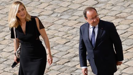 L'ancien président de la République, François Hollande, et son épouse, Julie Gayet, le 9 septembre 2021 à Paris. (LUDOVIC MARIN / AFP)