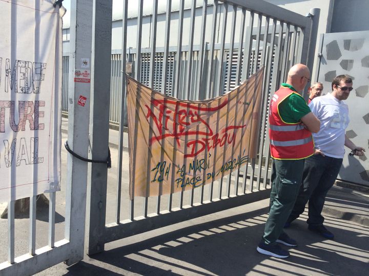 Les grévistes laissent entrer les véhicules à l'intérieur du site d'Ivry mais bloquent les bennes de déchets. (BASTIEN BOCQUEL / FRANCETV INFO)