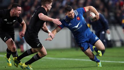 Le joueur du XV de France Remy Grosso souffre d'une double fracture suite à un choc contre la Nouvelle-Zélande.  (MICHAEL BRADLEY / AFP)