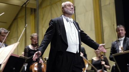 Kurt Masur à l&#039;issue d&#039;une concert au Théâtre des Champs-Elysées en 2005
 (STEPHANE DE SAKUTIN / AFP)