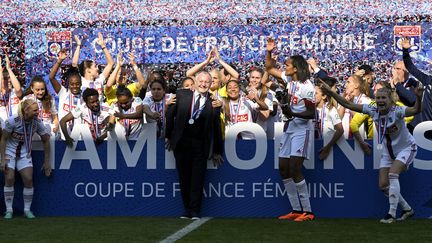 Les Lyonnaises soulèvent la Coupe de France après leur finale remportée contre le PSG, le 13 mai 2023. (MAXPPP)