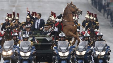 Les premiers bains de foule d'Emmanuel Macron