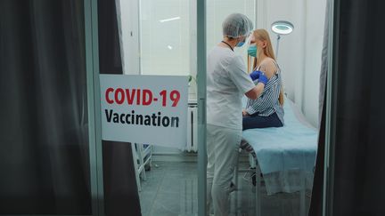 Les sondages montrent une inversion de l'opinion des Français désormais favorables à la vaccination.&nbsp; (GETTY IMAGES / EYEEM)