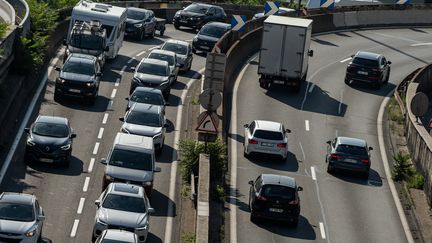 Sous la pression du gouvernement, certains gestionnaires d'autoroutes font un geste pour les automobilistes. Le point, mardi 12 juillet, avec la journaliste Maëva Damoy.&nbsp; (NICOLAS LIPONNE / HANS LUCAS / AFP)