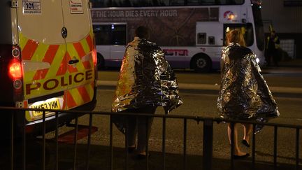 Des spectateurs du concert d'Ariana Grande à Manchester après l'explosion, mardi 23 mai. (PAUL ELLIS / AFP)