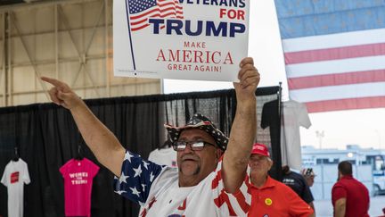 Au meeting de Donald Trump à Mesa (Arizona), Randal Thom joue les chauffeurs de salle, le 19 octobre 2018. (VALENTINE PASQUESOONE / FRANCEINFO)