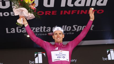 Arnaud Démare sur le podium avec le maillot cyclamen après sa victoire sur la cinquième étape du Giro, le 11 mai 2022 à Messine en Italie. (LUCA BETTINI / AFP)