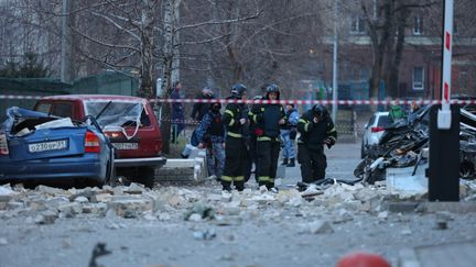 Des secouristes russes interviennent après que des frappes ont touché une zone résidentielle dans la région de Belgorod, frontalière de l'Ukraine, le 24 mars 2024. (AFP)