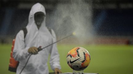 Ballon désinfecté avant un match de football (RAUL ARBOLEDA / AFP)