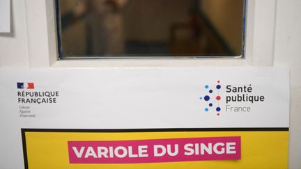 Une affiche annonçant la campagne de vaccination contre la variole du singe dans un centre parisien, le 3 août 2022. (JULIEN DE ROSA / AFP)