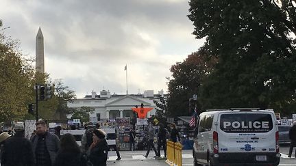 La Maison Blanche entourée de voitures de police juste avant l'élection.&nbsp; (JEAN-MARC FOUR / ESP - REDA INTERNATIONALE)