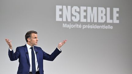 Emmanuel Macron lors d'une conférence de presse, mercredi 12 juin, à Paris, pour lancer la campagne des législatives anticipées. (JACQUES WITT / SIPA)