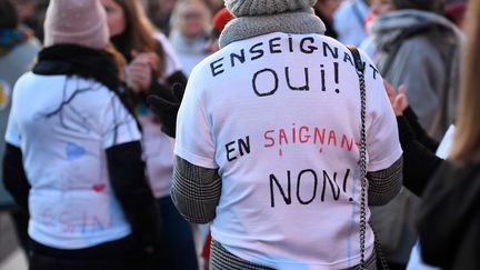 Un enseignant proteste contre la réforme du baccalauréat&nbsp;dans un lycée de Montfort-sur-Meu (Ille-et-Vilaine) le 20 janvier 2020. (DAMIEN MEYER / AFP)