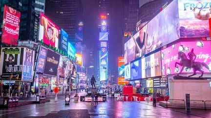 L'intersection de&nbsp;Broadway et de la Septième avenue à New York la nuit.&nbsp; (NICOLAS ECONOMOU / NURPHOTO)