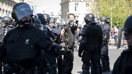 Le journaliste indépendant Gaspard Glanz lors de son arrestation, le 20 avril 2019, à Paris.&nbsp; (SAMUEL BOIVIN / NURPHOTO / AFP)