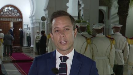 Emmanuel Macron est en visite officielle à Alger (Algérie), jeudi 25 août. Un déplacement de trois jours, placé sous le signe de la réconciliation, aux enjeux politique et économique.&nbsp; (FRANCEINFO)