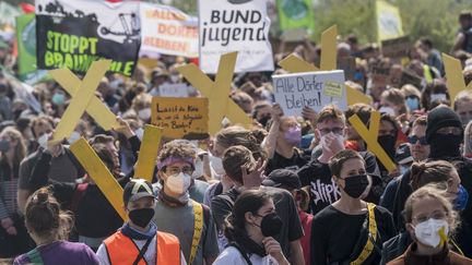Des manifestants protestent contre la disparition d'un village en raison de l'extension d'une mine de charbon, à&nbsp;Lützerath (Allemagne), le 23 avril 2022. (BERND LAUTER / AFP)