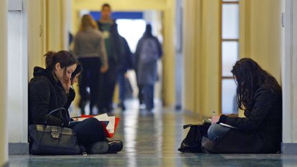 Des &eacute;tudiants r&eacute;visent dans les couloirs de l'universit&eacute; Lyon-3, en 2004. (FRED DUFOUR / AFP)