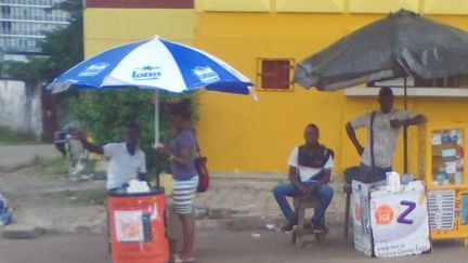 Des jeunes diplômés débrouillards devant le CHU de Cocody, Abidjan, Côte d'Ivoire. (Régis Yapo, Author provided)