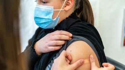 La nouvelle campagne de vaccination contre le Covid-19 devait initialement débuter le 17 octobre 2023. (MORCILLO / BSIP / AFP)