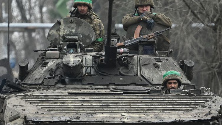 Ukrainian soldiers on a road near Bakhmout, eastern Ukraine, on April 3, 2023. (GENYA SAVILOV / AFP)