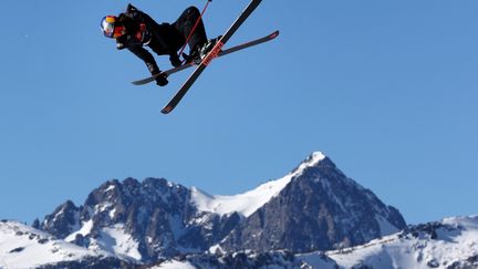 A suivre dans ces JO d'hiver de Pékin&nbsp;Eileen Gu,&nbsp;star chinoise de 18 ans, née aux&nbsp;États-Unis. Ici, le 9 janvier 2022, en compétition au grand prix Toyota, des États-Unis de snowboard et de ski freeride.&nbsp; (MADDIE MEYER / GETTY IMAGES NORTH AMERICA)