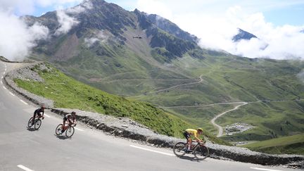 Il aurait pu profiter du paysage sublime, mais Tadej Pogacar a décidé d'écraser la concurrence. Dans le col du Tourmalet, le 15 juillet 2021, il creuse encore l'écart. Le Slovène remporte son second Tour de France devant Jonas Vingegaard (+5'20) et Richard Carapaz (+7'03). (CHRISTOPHE PETIT-TESSON / EPA)