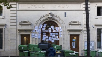 Des élèves ont tenté de bloquer le lycée Turgot, à Paris, le 3 novembre 2020. (Nicolas Portnoi / Hans Lucas / Hans Lucas via AFP)