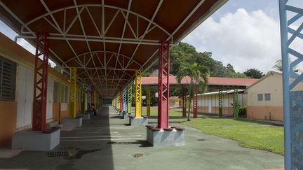 Une école est fermée à l'approche d'un cyclone, le 5 septembre 2017, à Pointe-à-Pitre (Guadeloupe). (HELENE VALENZUELA / AFP)